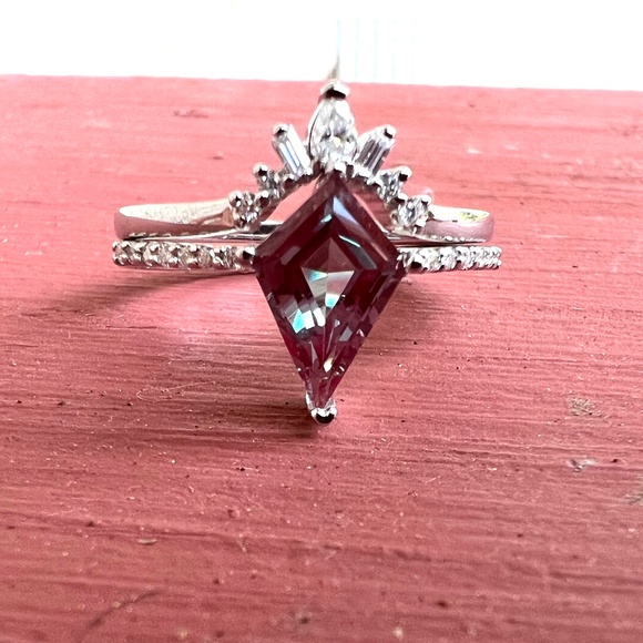 Kite Shape Alexandrite Rings Handcrafted in Sterling Silver 925 with Moissanite - Picture 7 of 11